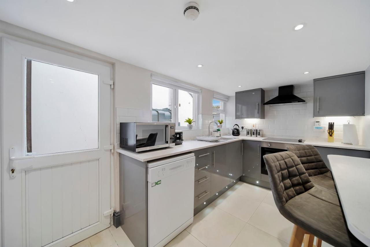 Magee Town House 'Sleeping 8 Guests' Villa Лъндъндери Екстериор снимка