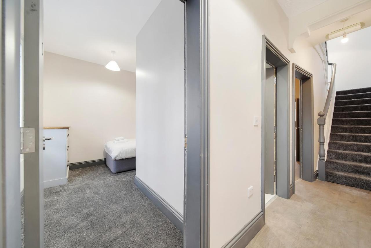 Magee Town House 'Sleeping 8 Guests' Villa Лъндъндери Екстериор снимка